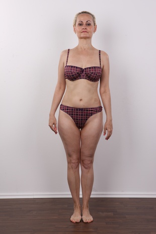 5. Download full pics of model Andrea (40) from czechcasting.com