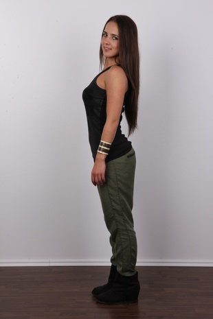 3. Download full pics of model Anna (19) from czechcasting.com