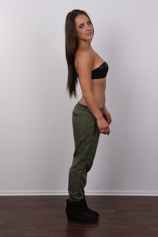 5. Download full pics of model Anna (19) from czechcasting.com