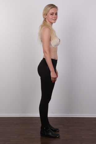 5. Download full pics of model Marketa (26) from czechcasting.com