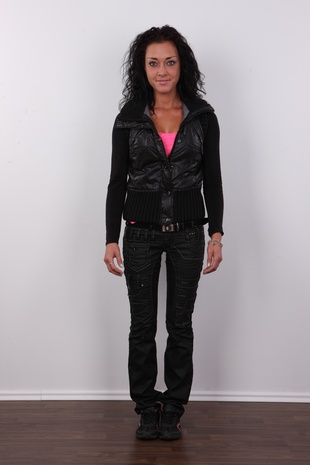 2. Download full pics of model Linda (28) from czechcasting.com