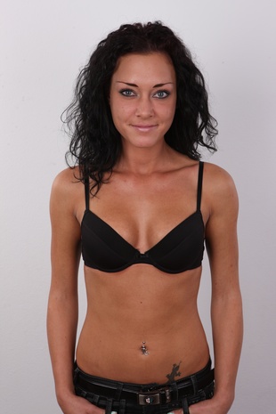 6. Download full pics of model Linda (28) from czechcasting.com