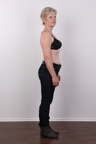 5. Download full pics of model Jitka (54) from czechcasting.com