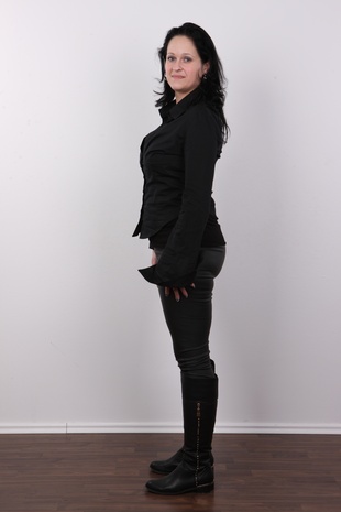 3. Download full pics of model Dana (30) from czechcasting.com