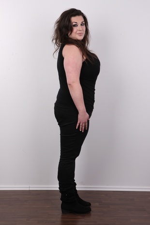 3. Download full pics of model Mirka (25) from czechcasting.com