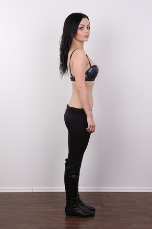 5. Download full pics of model Dari (20) from czechcasting.com