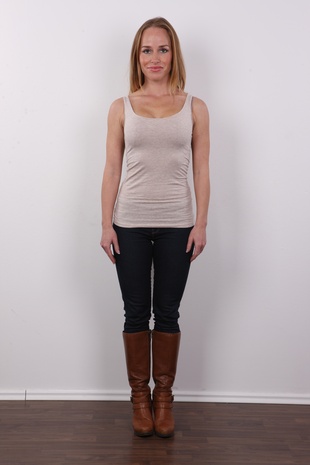 2. Download full pics of model Lucie (35) from czechcasting.com