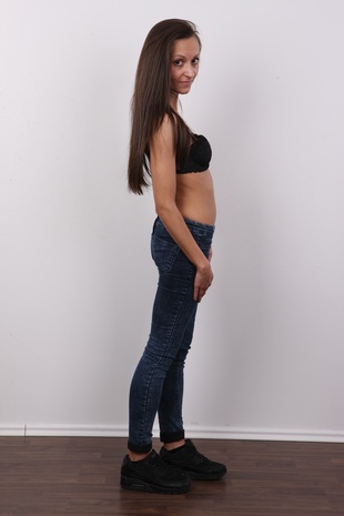 5. Download full pics of model Helena (26) from czechcasting.com