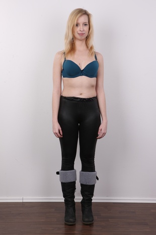 4. Download full pics of model Marie (18) from czechcasting.com