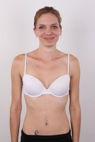 6. Download full pics of model Romana (29) from czechcasting.com