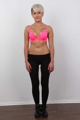 4. Download full pics of model Simona (26) from czechcasting.com
