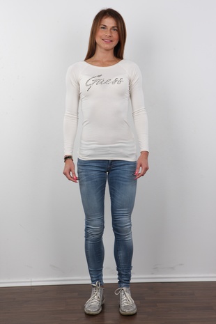 2. Download full pics of model Pavla (27) from czechcasting.com