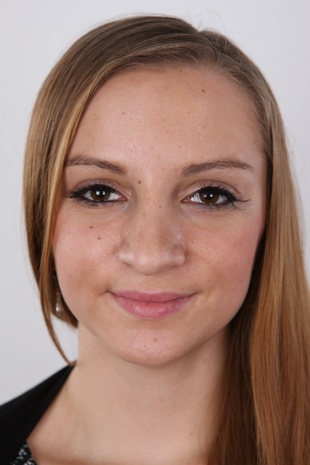 1. Download full pics of model Renata (22) from czechcasting.com
