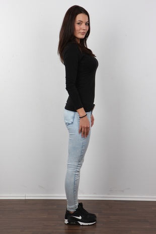 3. Download full pics of model Vanesa (21) from czechcasting.com