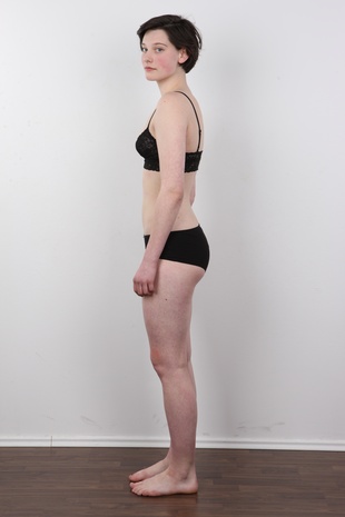 8. Download full pics of model Anna (18) from czechcasting.com