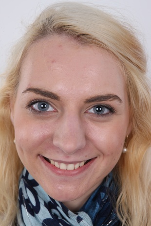 1. Download full pics of model Marie (20) from czechcasting.com