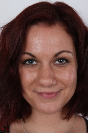 1. Download full pics of model Karolina (29) from czechcasting.com