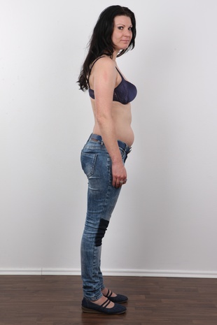 5. Download full pics of model Stanislava (29) from czechcasting.com