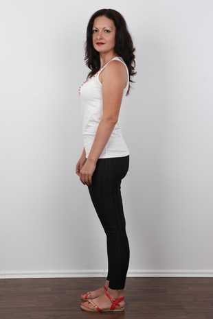 2. Download full pics of model Marie (33) from czechcasting.com