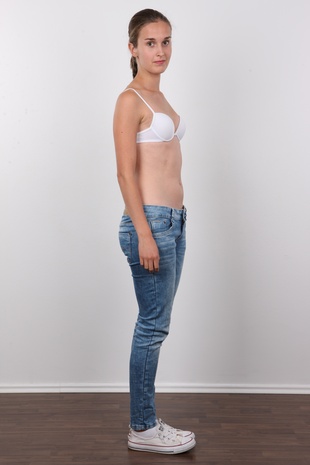 5. Download full pics of model Kristyna (21) from czechcasting.com