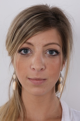 1. Download full pics of model Aneta (25) from czechcasting.com