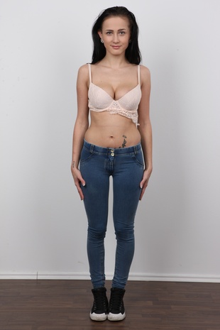 4. Download full pics of model Denisa (18) from czechcasting.com