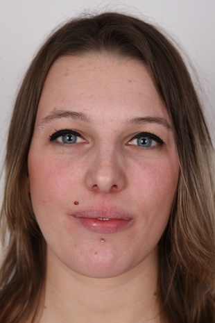 1. Download full pics of model Liliana (26) from czechcasting.com
