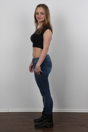 4. Download full pics of model Irena (20) from czechcasting.com