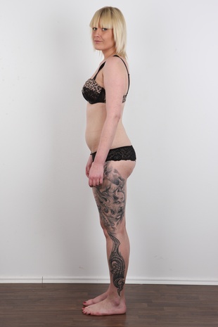 4. Download full pics of model Klara (24) from czechcasting.com