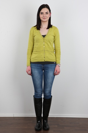 2. Download full pics of model Julie (18) from czechcasting.com