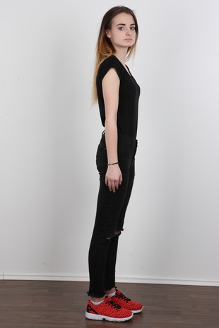 3. Download full pics of model Dominika (18) from czechcasting.com