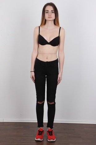 4. Download full pics of model Dominika (18) from czechcasting.com