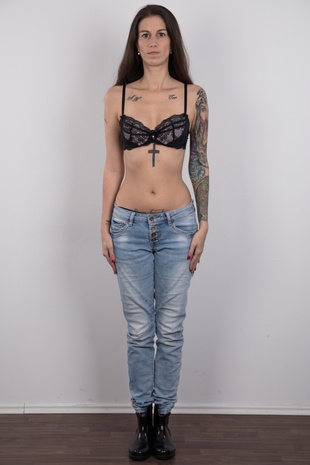 4. Download full pics of model Alzbeta (34) from czechcasting.com