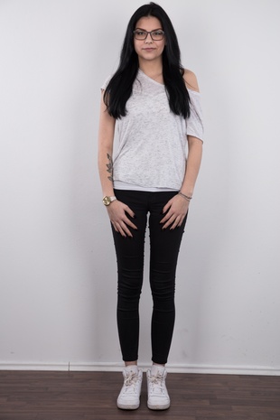 2. Download full pics of model Klaudie (19) from czechcasting.com