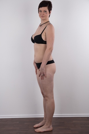 6. Download full pics of model Aneta (26) from czechcasting.com