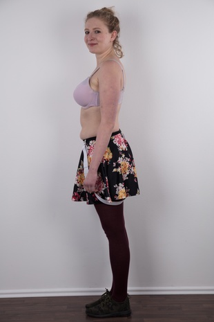 5. Download full pics of model Nikol (25) from czechcasting.com