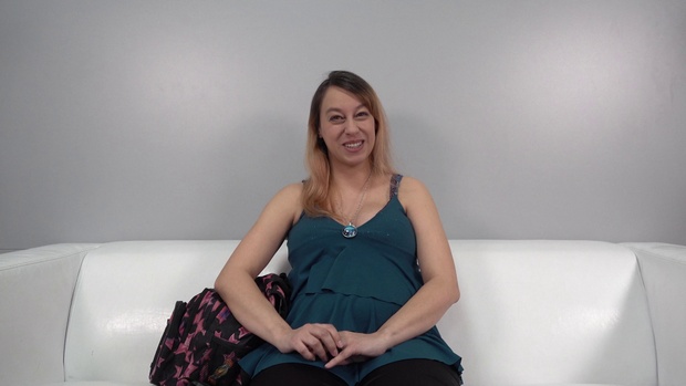1. Download full pics of Hana (29) from czechcasting.com