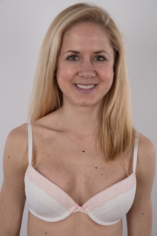 4. Download full pics of model Katka (28) from czechcasting.com