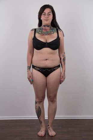 4. Download full pics of model Nikola (27) from czechcasting.com