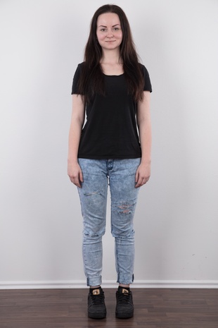 2. Download full pics of model Karolina (24) from czechcasting.com