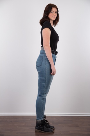 3. Download full pics of model Sandy (18) from czechcasting.com