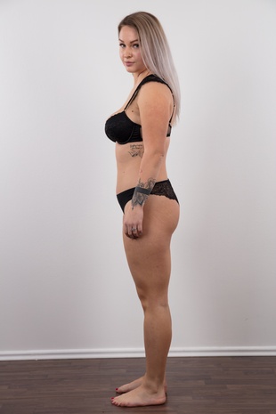 7. Download full pics of model Kristyna (22) from czechcasting.com