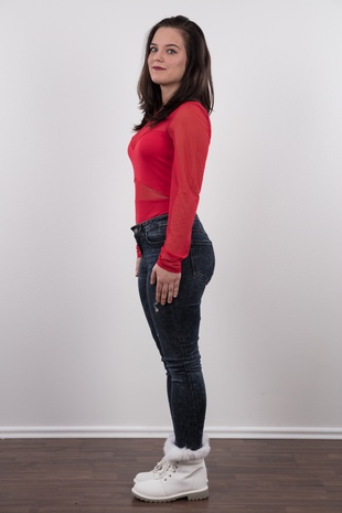 4. Download full pics of model Karina (20) from czechcasting.com
