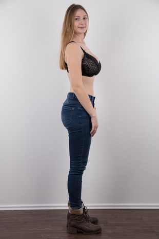 4. Download full pics of model Katerina (19) from czechcasting.com