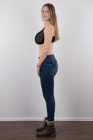 5. Download full pics of model Katerina (19) from czechcasting.com