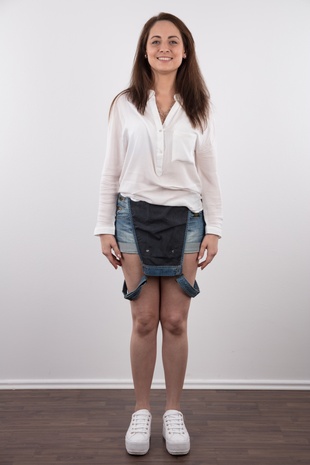 2. Download full pics of model Oxana (30) from czechcasting.com