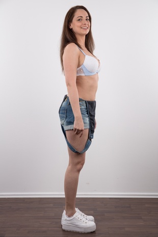 4. Download full pics of model Oxana (30) from czechcasting.com