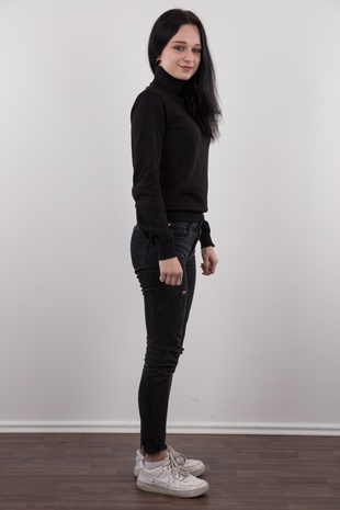 3. Download full pics of model Sona (18) from czechcasting.com