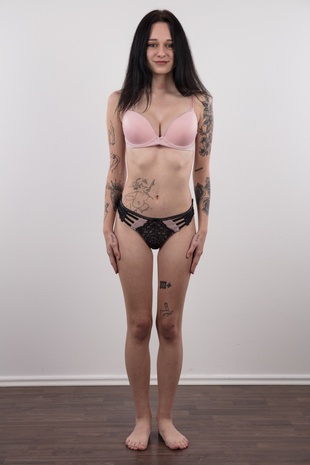 5. Download full pics of model Sona (18) from czechcasting.com