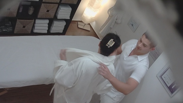 3. Download full pics of Die junge Brünette fickt ihre Masseuse wie verrückt from czechmassage.com